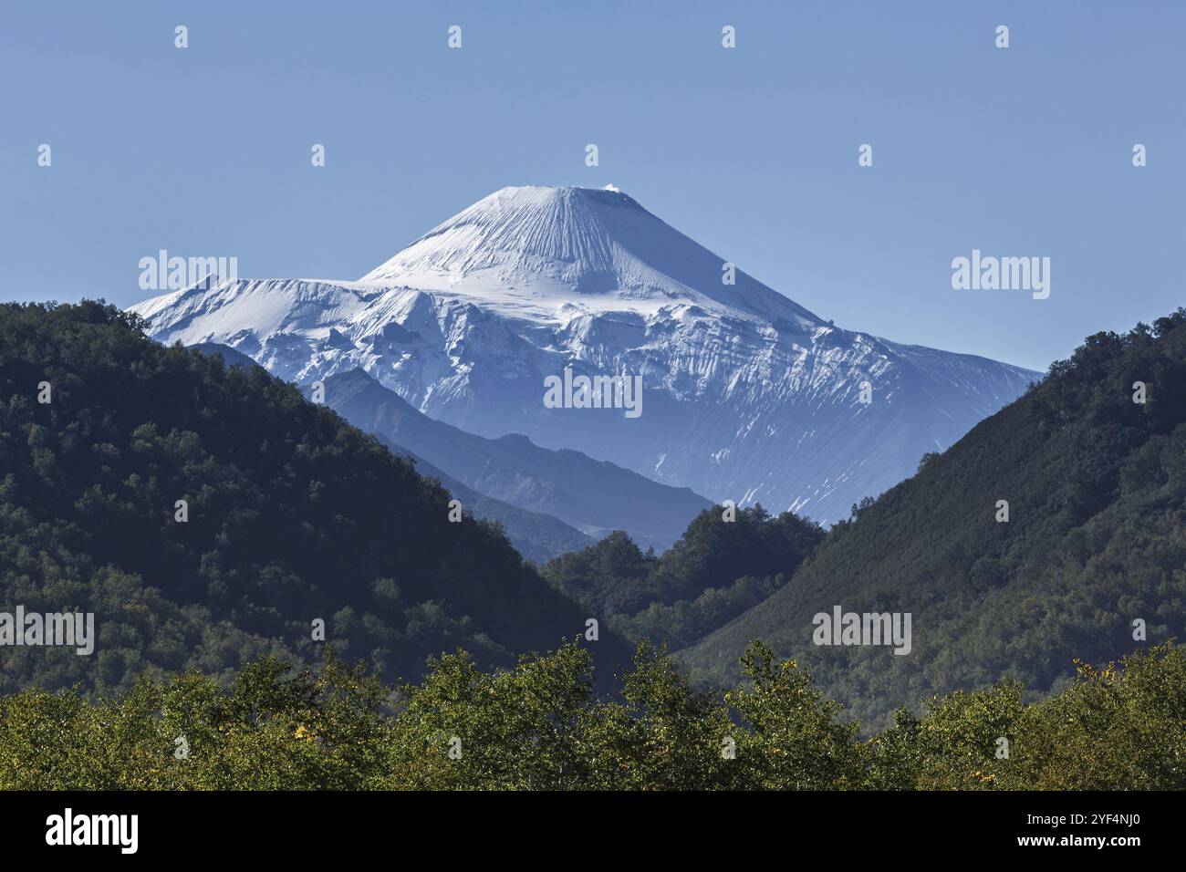 Natura della penisola di Kamchatka: Splendido paesaggio montano estivo, vista sul vulcano Avachinsky attivo nelle giornate di sole. Eurasia, Estremo Oriente russo, Kamchat Foto Stock