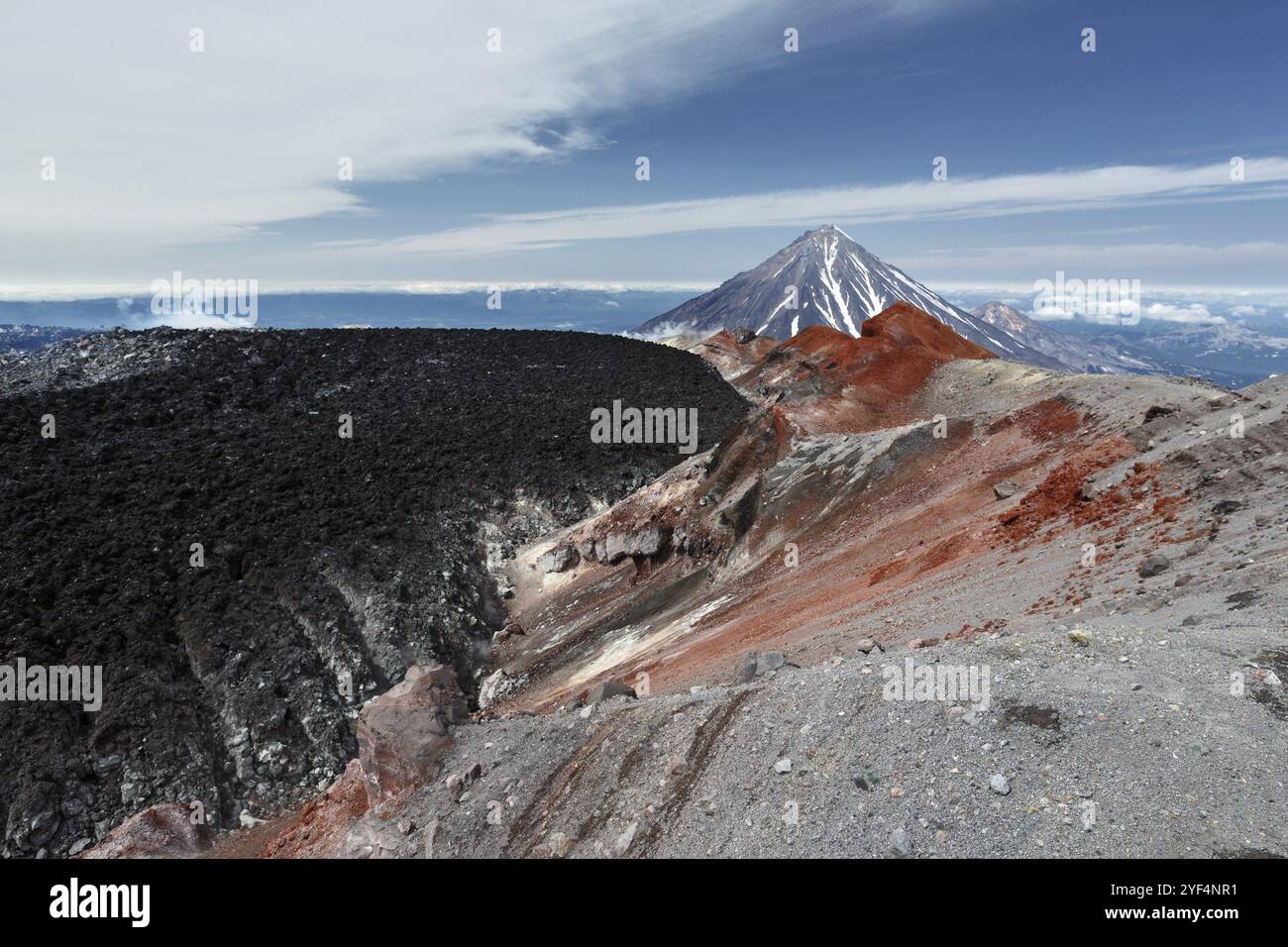 Paesaggio vulcanico estivo: Splendida vista del vulcano attivo Avacha sulla penisola di Kamchatka sullo sfondo del vulcano Koryaksky con il tempo soleggiato. Lontano Foto Stock