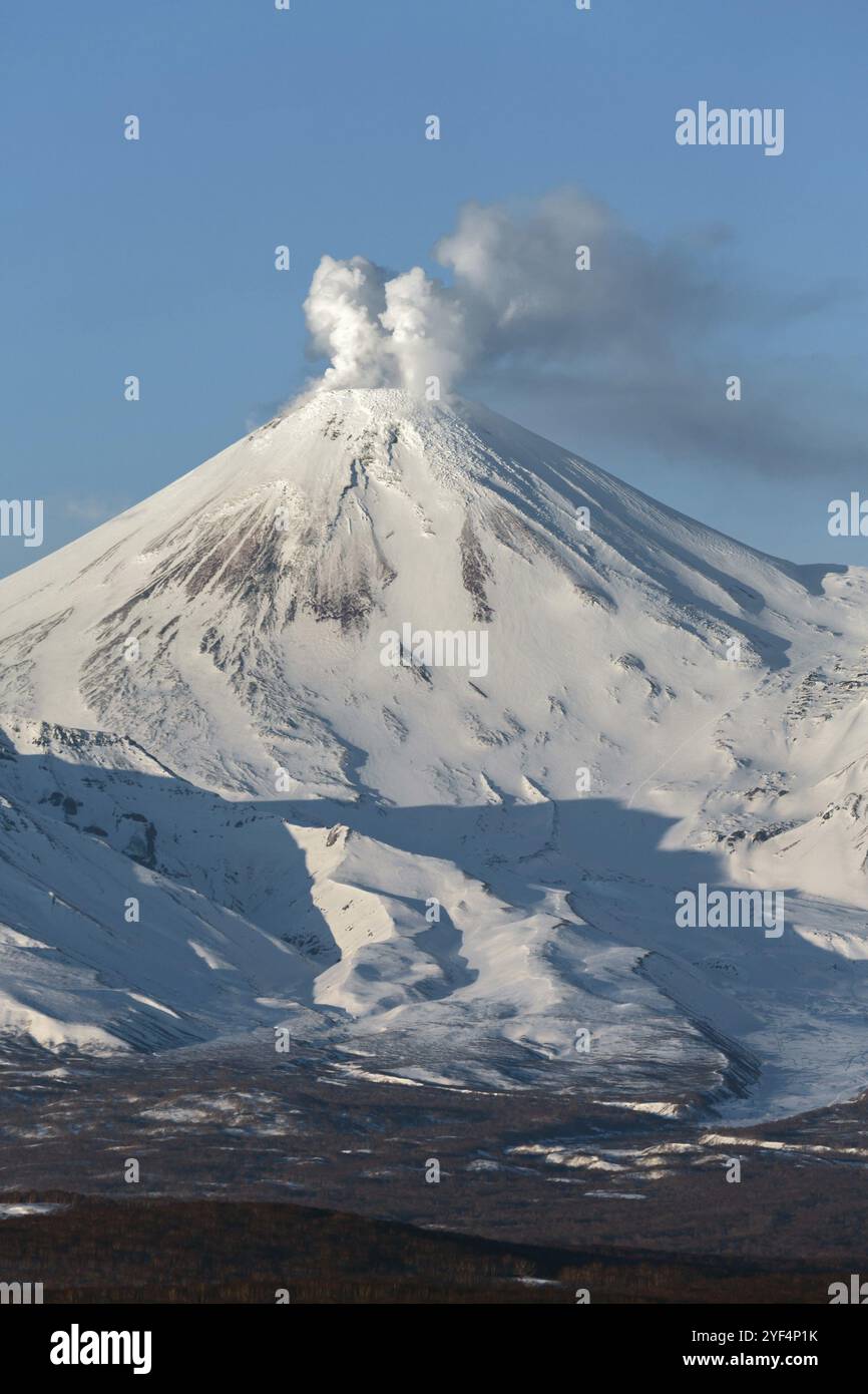 Splendido paesaggio vulcanico: Il vulcano Avachinsky, vulcano attivo della penisola di Kamchatka. Koryaksky-Avachinsky gruppo dei Vulcani, regione di Kamchatka, Ru Foto Stock