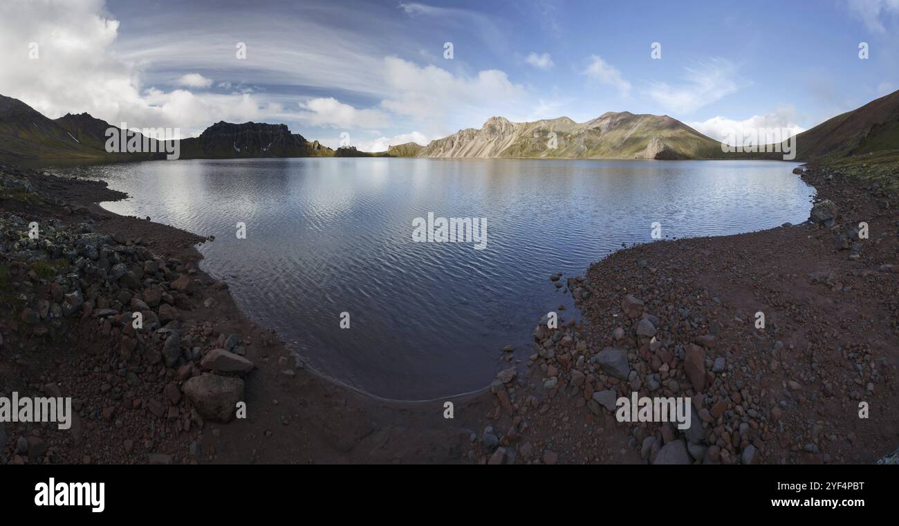Panorama del paesaggio montano della penisola di Kamchatka: Splendida vista estiva del lago cratere del vulcano Khangar durante il giorno di sole all'alba. Eurasia, russa Foto Stock