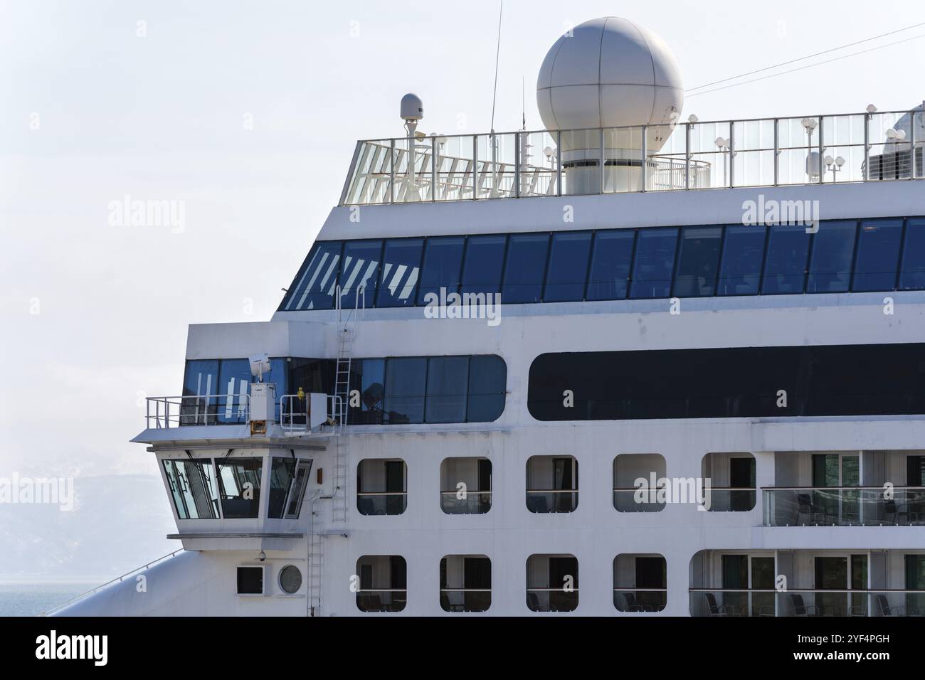 OCEANO PACIFICO, PENISOLA DI KAMCHATKA, ESTREMO ORIENTE RUSSO, 10 MAGGIO 2019: Ponte superiore della crociera Passenger Expedition Cruise Liner Norwegian Jewel (crociera norvegese) Foto Stock