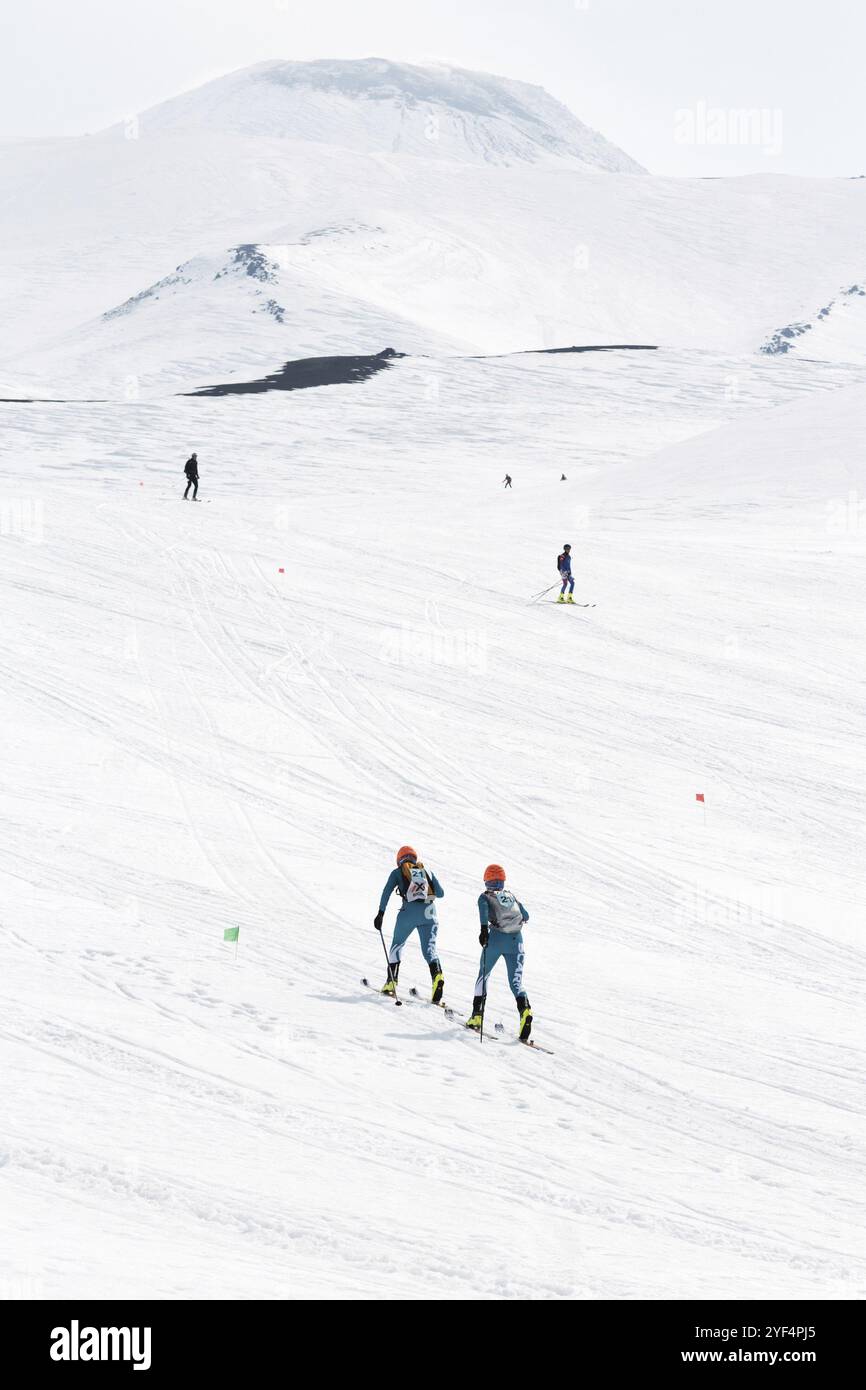 AVACHA, KORYAK VOLCANOES, KAMCHATKA, RUSSIA, APRILE 27, 2014: gli scialpinisti del team salgono sugli sci il vulcano Avachinsky. Sci alpinismo Team Race Foto Stock