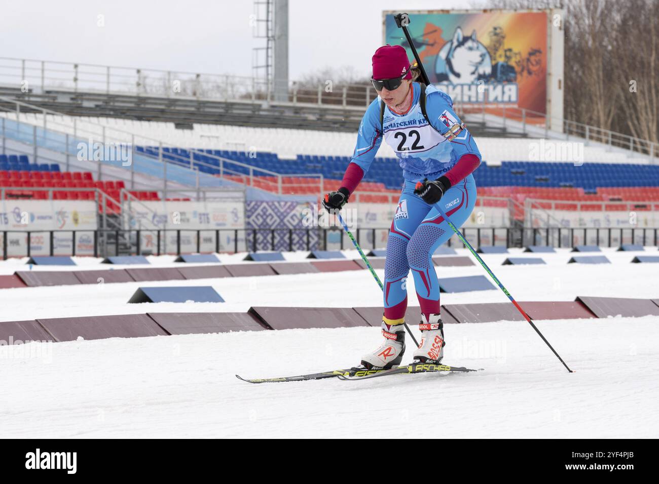 Kamchatka sportiva biatleta Sabantseva Aleksandra sci sullo stadio di biathlon a distanza. Open regionali gare di biathlon giovanile East Cup. Kamchat Foto Stock