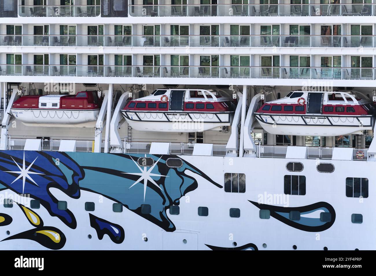 OCEANO PACIFICO, PENISOLA DI KAMCHATKA, ESTREMO ORIENTE RUSSO, 10 MAGGIO 2019: Ponte multiplo di crociera passeggeri di lusso Expedition Cruise Liner Norwegian Jewel (Norwegi Foto Stock