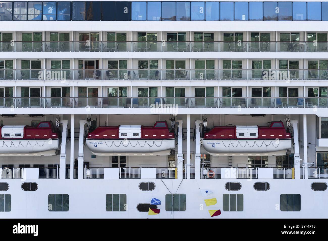OCEANO PACIFICO, PENISOLA DI KAMCHATKA, ESTREMO ORIENTE RUSSO, 10 MAGGIO 2019: Ponte multiplo di crociera passeggeri di lusso Expedition Cruise Liner Norwegian Jewel (Norwegi Foto Stock