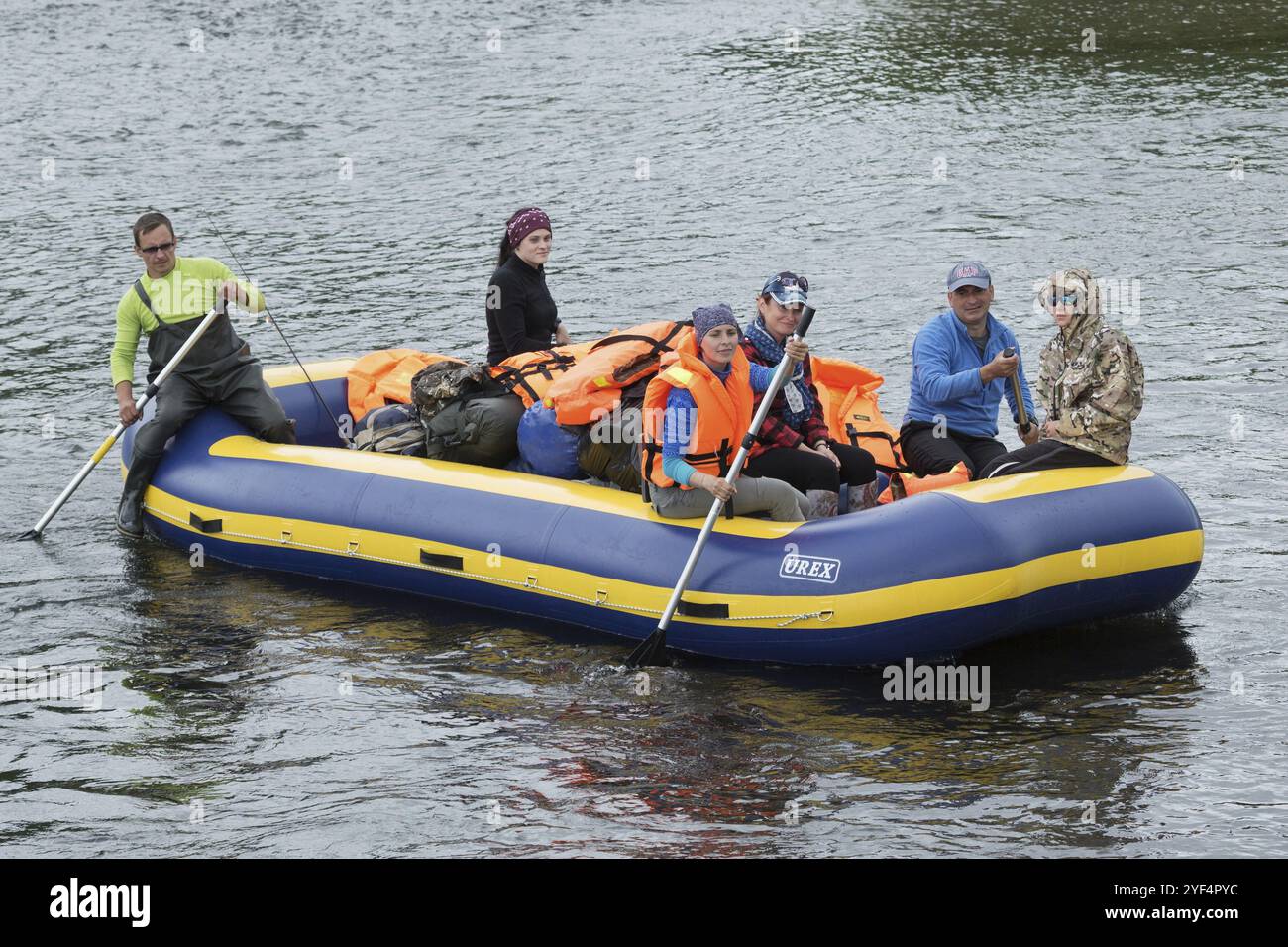 FAST RIVER (FIUME BYSTRAYA), PENISOLA DI KAMCHATKA, RUSSIA, 13 LUGLIO 2016: Rafting estivo su Kamchatka in condizioni meteorologiche cupe: Rafting in barca con i viaggiatori Foto Stock
