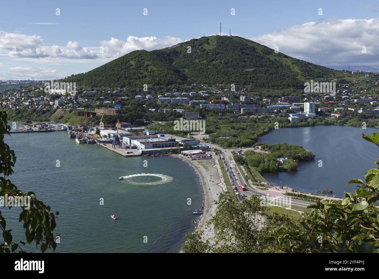 Splendido paesaggio estivo della città: Vista del porto di Petropavlovsk-Kamchatsky, della baia di Avacha, del lago Kultuchnoe e del monte Mishennaya in una giornata di sole. EAS far Foto Stock