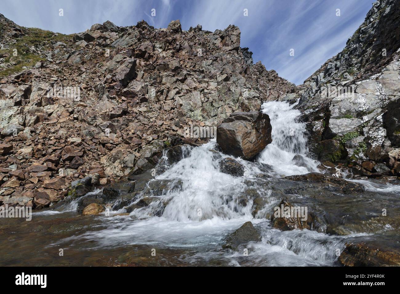Paesaggio montano estivo panoramico: Splendida vista del fiume di montagna su ripide scogliere su uno sfondo di cielo blu con nuvole nelle giornate di sole. Eurasia, russi Foto Stock