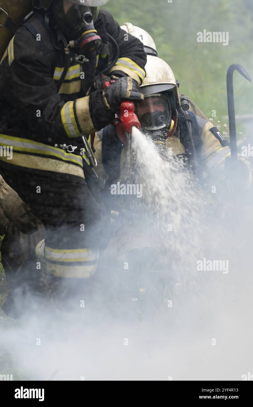 I vigili del fuoco del fuoco Dipartimento federale servizio antincendio in Kamchatka durante l'estinzione di incendi, formazione per superare la zona di fuoco della formazione psicologica Foto Stock