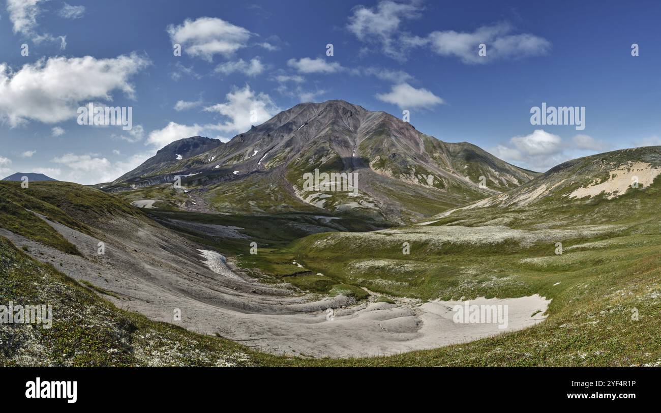 Natura di Kamchatka: Splendido panorama estivo, vista panoramica del vulcano Khangar, vulcano attivo della penisola di Kamchatka nelle giornate di sole Foto Stock