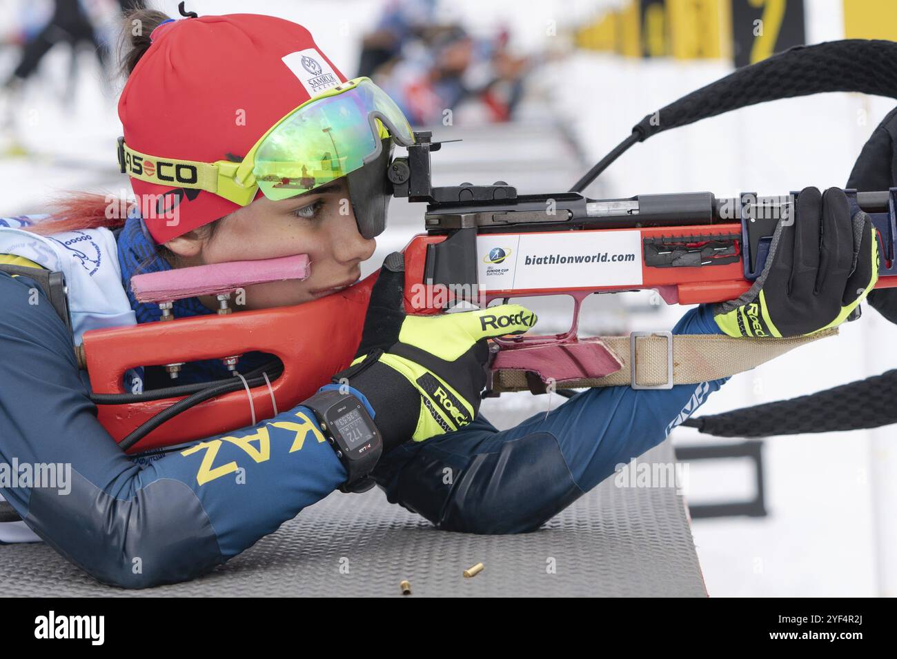 Biatleta kazako Yegorova Polina fucile che spara in posizione prona. Biatleta nel campo di tiro. Gare regionali di biathlon junior Foto Stock