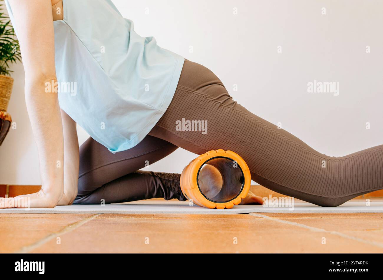 Rilascio miofasciale quadricipite con rullo in schiuma Foto Stock