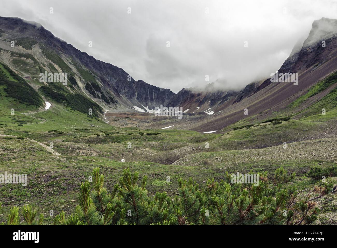 Paesaggio montano estivo di Kamchatka: Splendida vista del circo di montagna con pendii rocciosi in clima nuvoloso. Eurasia, Estremo Oriente russo, Kamchatka PE Foto Stock