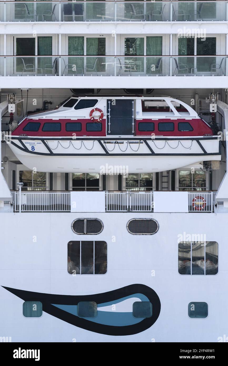 Ponte multiplo di spedizione passeggeri di lusso nave da crociera Norwegian Jewel con bagnanti a bordo della nave da crociera. Oceano Pacifico, Penisola di Kamchatka, Russi Foto Stock