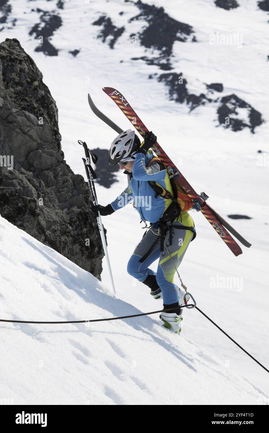 VULCANO AVACHA, PENISOLA DI KAMCHATKA, RUSSIA, APR 21, 2012: Open Cup of Russia sullo sci alpinismo sulla Kamchatka, giovane scialpinista arrampicata Foto Stock