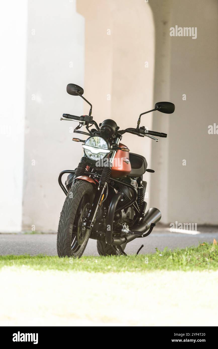 Eine Moto Guzzi steht vor einem historischen Gebäude neben einer Strasse, Baden Württemberg, Deutschland. Guzzi V7 850 *** Una Moto Guzzi si trova di fronte a un edificio storico vicino a una strada, Baden Württemberg, Germania Guzzi V7 850 Foto Stock