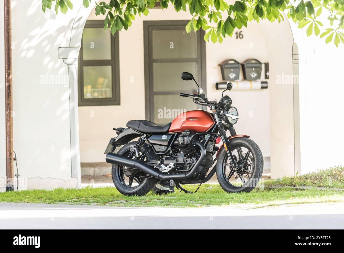 Eine Moto Guzzi steht vor einem historischen Gebäude neben einer Strasse, Baden Württemberg, Deutschland. Guzzi V7 850 *** Una Moto Guzzi si trova di fronte a un edificio storico vicino a una strada, Baden Württemberg, Germania Guzzi V7 850 Foto Stock