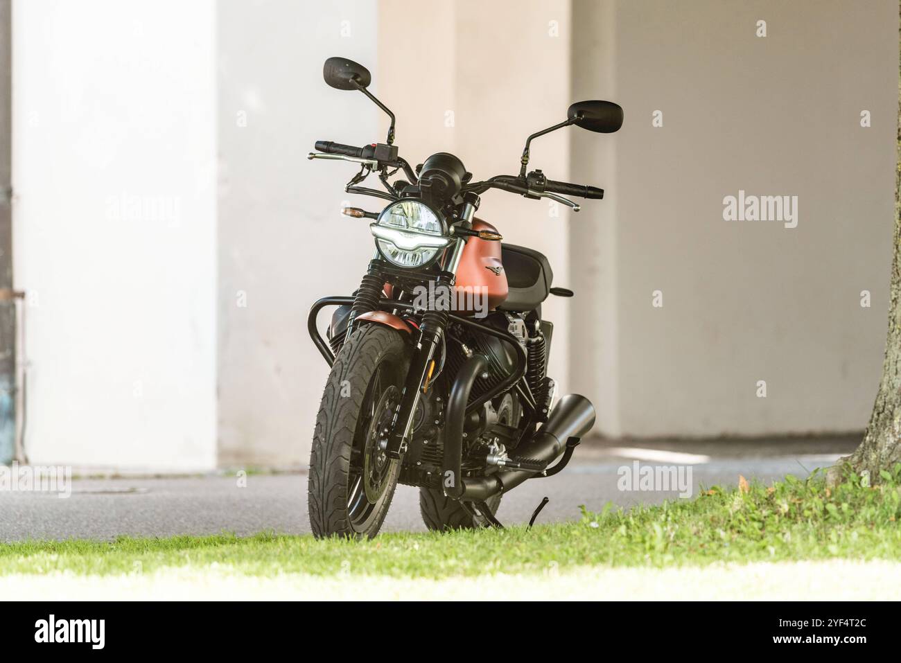 Eine Moto Guzzi steht vor einem historischen Gebäude neben einer Strasse, Baden Württemberg, Deutschland. Guzzi V7 850 *** Una Moto Guzzi si trova di fronte a un edificio storico vicino a una strada, Baden Württemberg, Germania Guzzi V7 850 Foto Stock