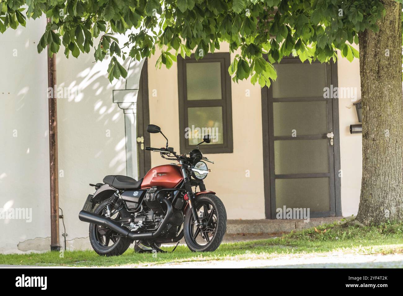 Eine Moto Guzzi steht vor einem historischen Gebäude neben einer Strasse, Baden Württemberg, Deutschland. Guzzi V7 850 *** Una Moto Guzzi si trova di fronte a un edificio storico vicino a una strada, Baden Württemberg, Germania Guzzi V7 850 Foto Stock
