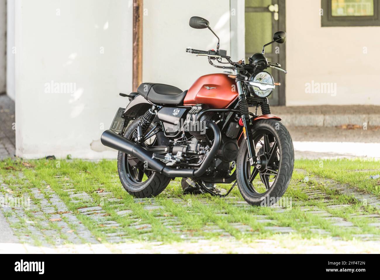 Eine Moto Guzzi steht vor einem historischen Gebäude neben einer Strasse, Baden Württemberg, Deutschland. Guzzi V7 850 *** Una Moto Guzzi si trova di fronte a un edificio storico vicino a una strada, Baden Württemberg, Germania Guzzi V7 850 Foto Stock