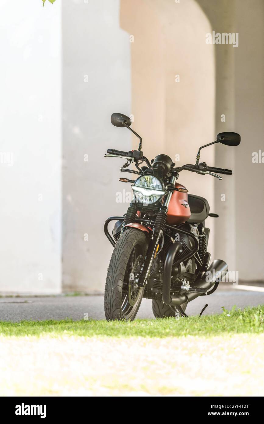 Eine Moto Guzzi steht vor einem historischen Gebäude neben einer Strasse, Baden Württemberg, Deutschland. Guzzi V7 850 *** Una Moto Guzzi si trova di fronte a un edificio storico vicino a una strada, Baden Württemberg, Germania Guzzi V7 850 Foto Stock