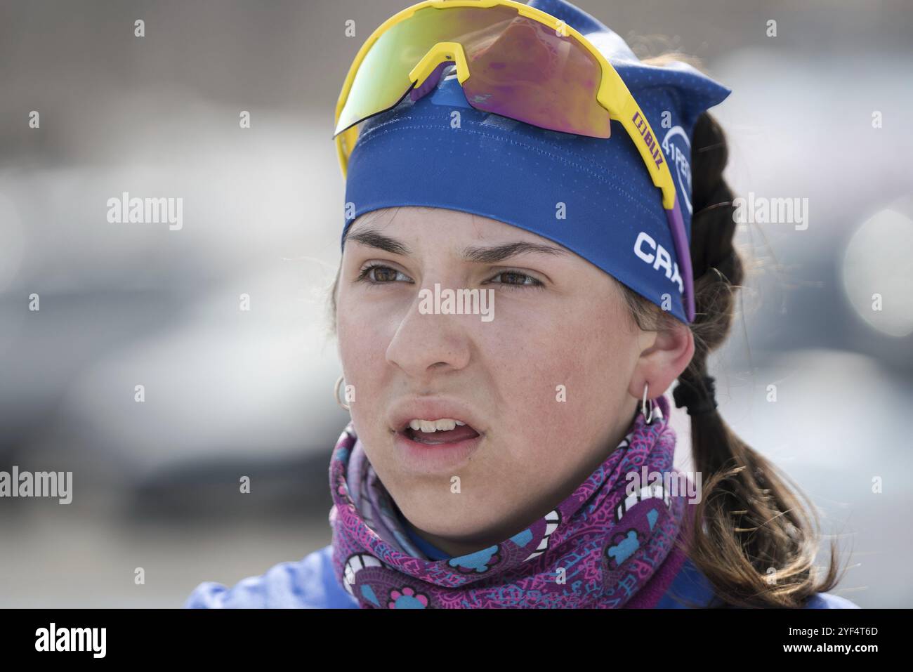 Ritratto ravvicinato della sportiva russa Miroshnichenko Maria durante le competizioni di biathlon giovanili Open della East Cup. Petropavlovsk City Foto Stock