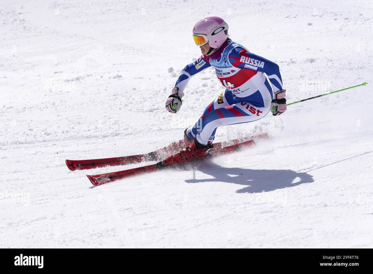 Regione di Mosca sciatore di montagna Vitalina Girina sci su neve pista da sci di montagna slalom gigante. Campionato russo di sci alpino femminile. Penna Kamchatka Foto Stock