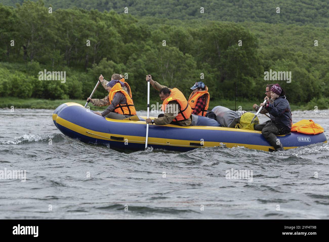FAST RIVER, PENISOLA DI KAMCHATKA, ESTREMO ORIENTE RUSSO, 15 LUGLIO 2016: Rafting estivo su Kamchatka in una giornata cupa: Rafting in barca con i viaggiatori a bordo di floa Foto Stock