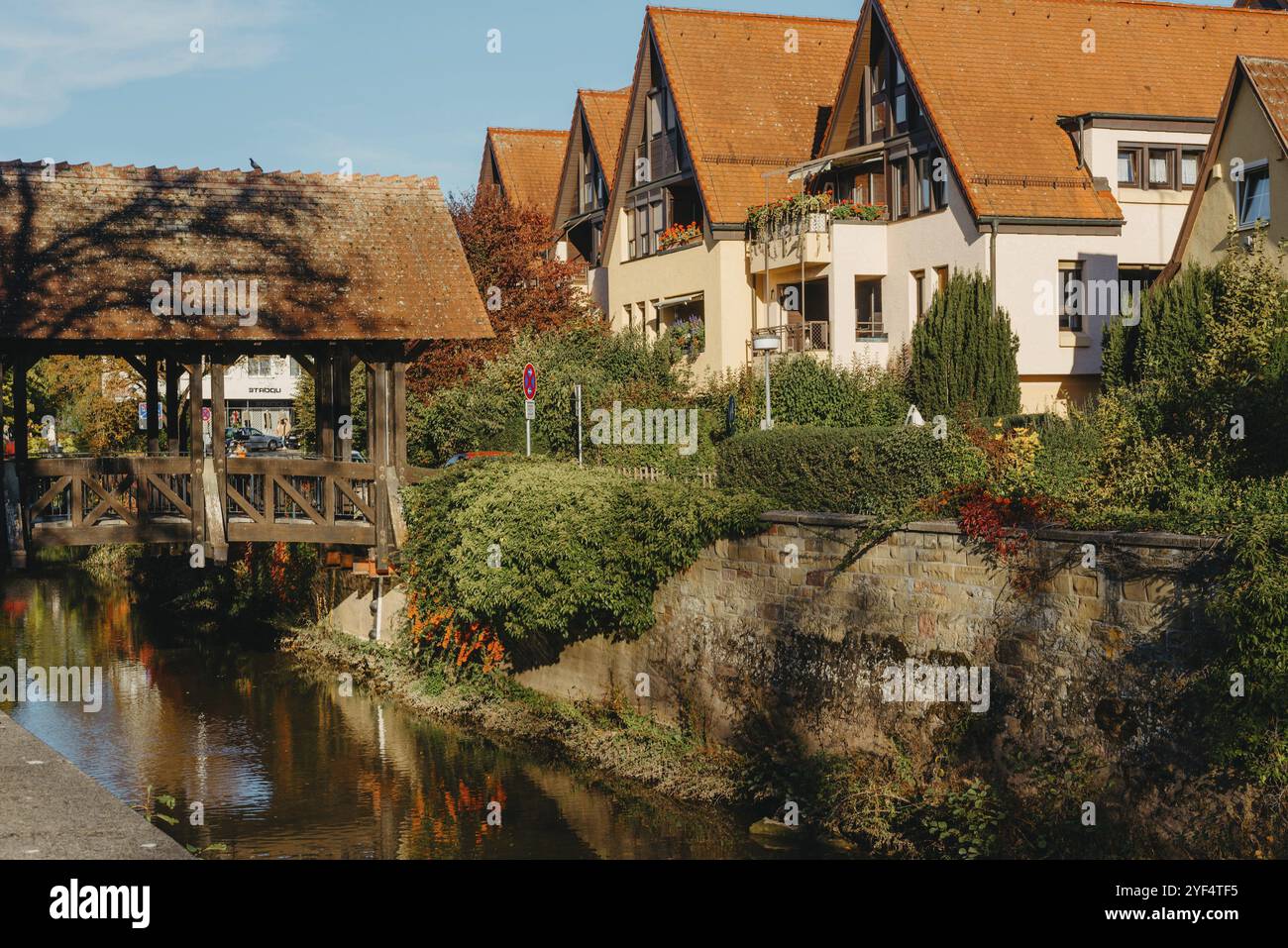 Vecchia casa di città nazionale tedesca. La Città Vecchia è piena di edifici colorati e ben conservati. Baden-Wurttemberg è uno stato della Germania sud-occidentale al confine Foto Stock