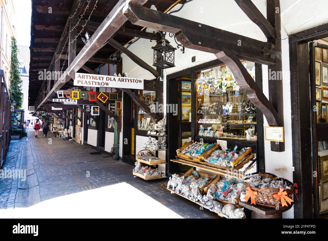Stenditi sulla via Jatki con boutique e gallerie d'arte in un edificio ricostruito in stile medievale tredicesimo, Wroclaw, Polonia Foto Stock