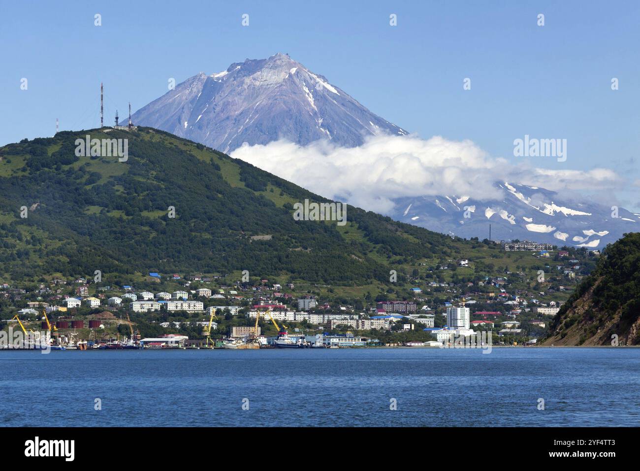 Paesaggio marino estivo della penisola di Kamchatka: Vista della città di Petropavlovsk-Kamchatsky, della baia di Avacha (Oceano Pacifico) e del vulcano attivo Koryak (Vulcano Koryaksky Foto Stock
