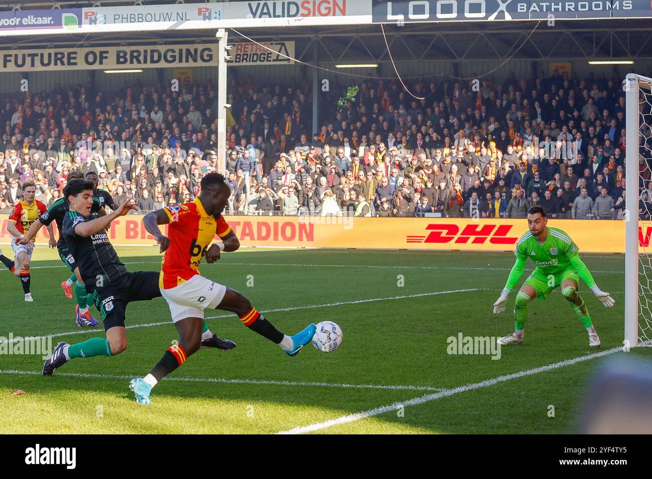 Deventer, Paesi Bassi. 3 novembre 2024. DEVENTER, Stadium De Adelaarshorst, 03-11-2024, stagione 2024/2025, olandese Eredivisie. Durante la partita vai avanti Eagles - PEC Zwolle, PEC Zwolle giocatore Anselmo Garcia Mac Nulty giocatore dei GA Eagles Bobby Adekanye PEC Zwolle portiere Jasper Schendelaar credito: Pro Shots/Alamy Live News Foto Stock