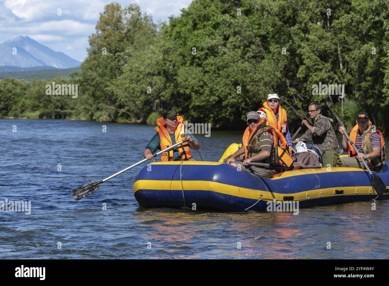 FAST RIVER, PENISOLA DI KAMCHATKA, RUSSIA, 25 LUGLIO 2016: Viaggio estivo sulla Kamchatka, gruppo di turisti, viaggiatori che galleggiano sul tranquillo fiume di montagna sulla Foto Stock