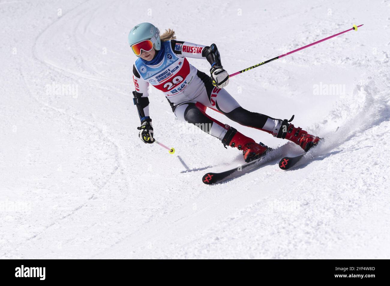 Sciatrice di montagna Elesina Elizaveta Sverdlovsk regione sciare giù per le piste di montagna. Campionato russo di sci alpino slalom gigante. Monte Moroznaya, Kamch Foto Stock