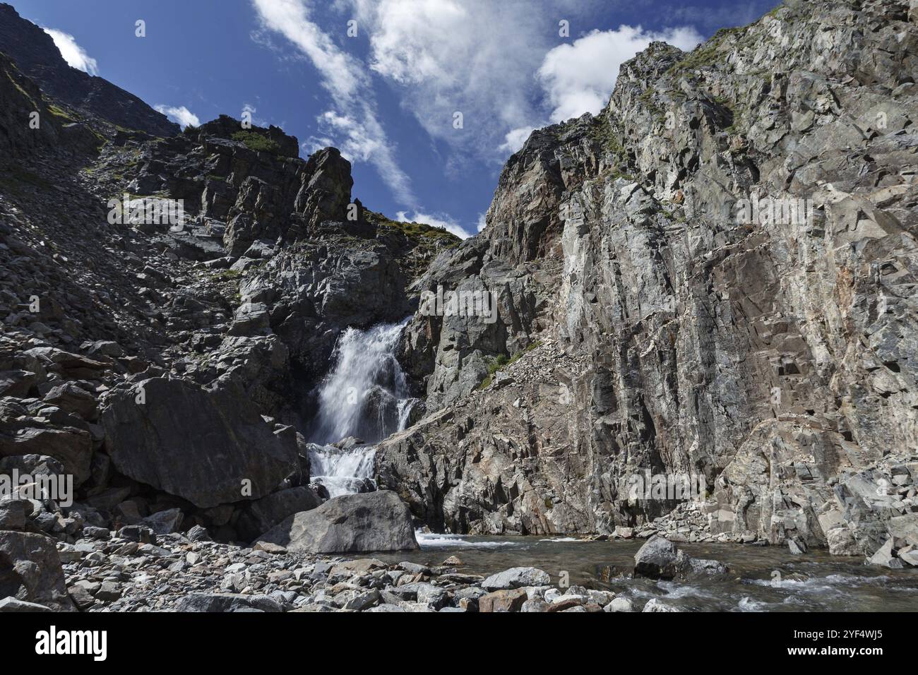 Splendida vista panoramica della cascata sul fiume roccioso di montagna e scogliere ripide nelle giornate di sole. Penisola di Kamchatka, Estremo Oriente russo, Eurasia Foto Stock