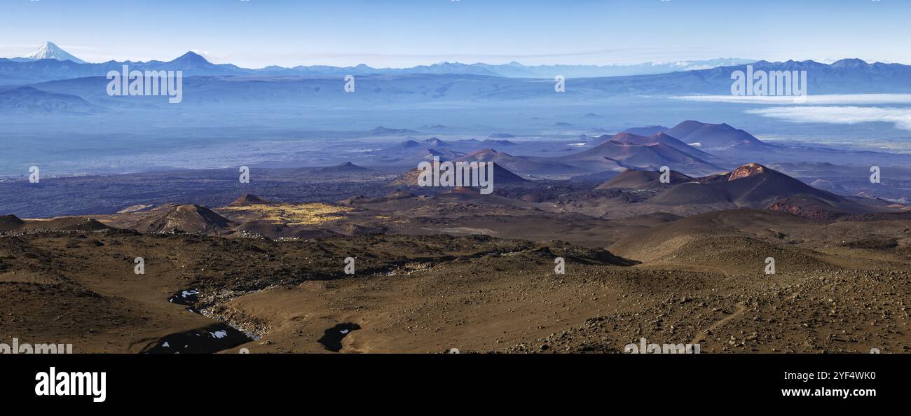 Incredibile panorama colorato del paesaggio vulcanico della penisola di Kamchatka, coni vulcanici e pianura lavica, deserto vulcanico senza vita di eruzioni di fessure Tolba Foto Stock