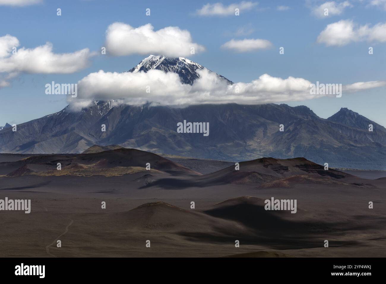 Penisola di Kamchatka, Estremo Oriente russo: Splendido paesaggio vulcanico estivo, vista dello stratovulcano Bolshaya Udina nel gruppo Klyuchevskaya di Vol Foto Stock