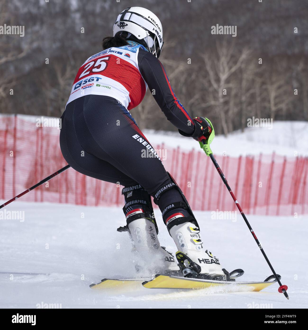 Campionato della Federazione Internazionale di Sci Slalom, Coppa di Sci Alpino Russa. La sciatrice sportiva Sofia Verina Kamchatka sciare giù per la pista. R Foto Stock