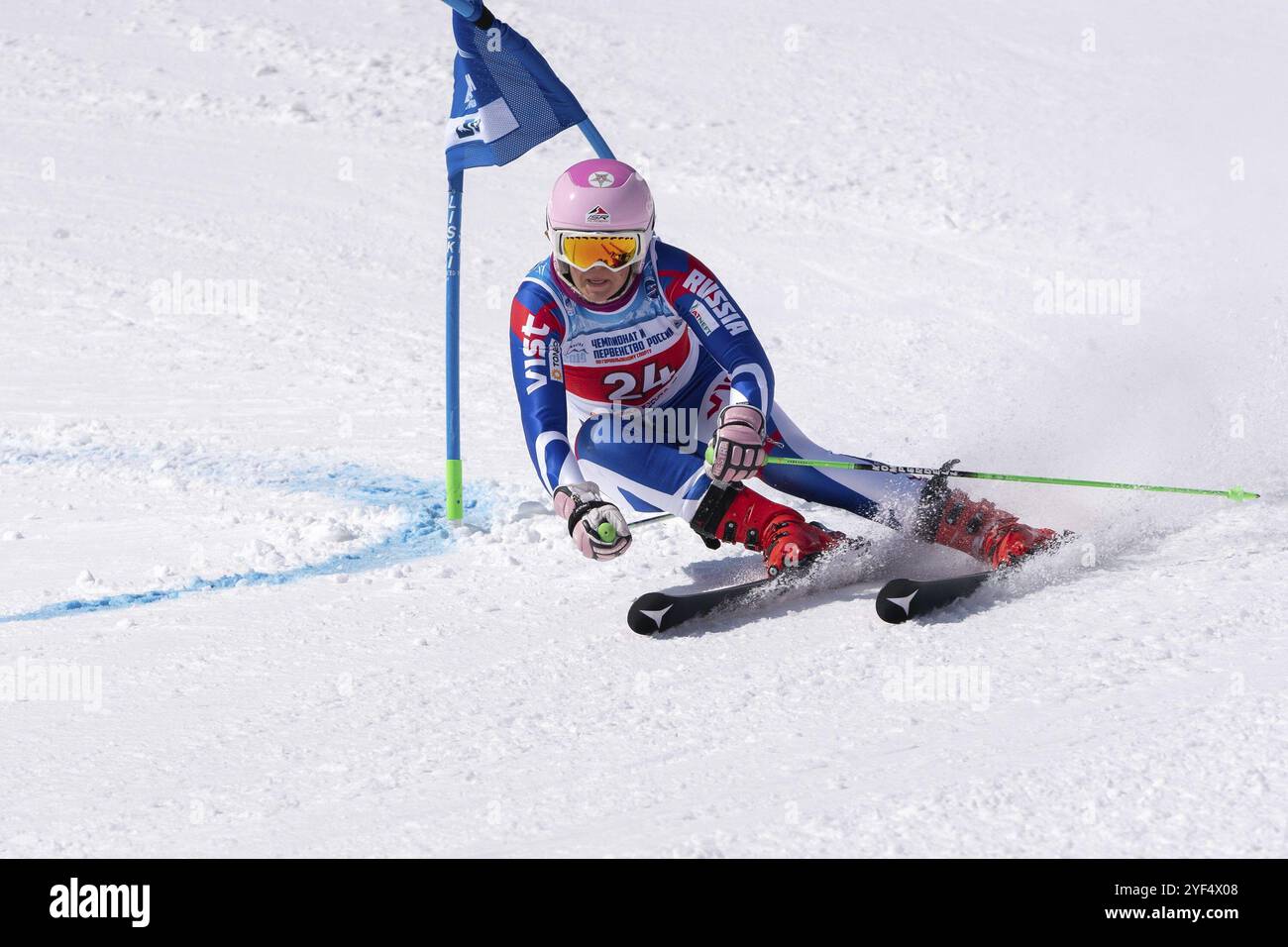 PENISOLA DI KAMCHATKA, FEDERAZIONE RUSSA, 1 APRILE 2019: Campionato russo di sci alpino femminile, slalom gigante. Sciatrice di montagna Girina Vitalina Mosco Foto Stock