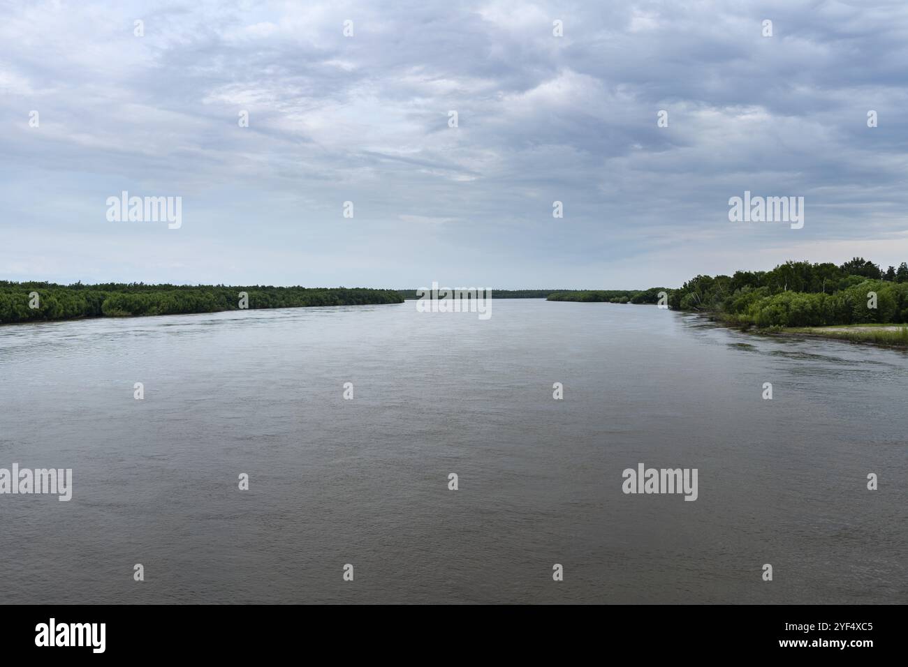 La Kamchatka fiume scorre verso est attraverso la Kamchatka regione in estremo oriente russo verso l'Oceano Pacifico. Pittoresca vista estiva nel torbido meteo di bigges Foto Stock