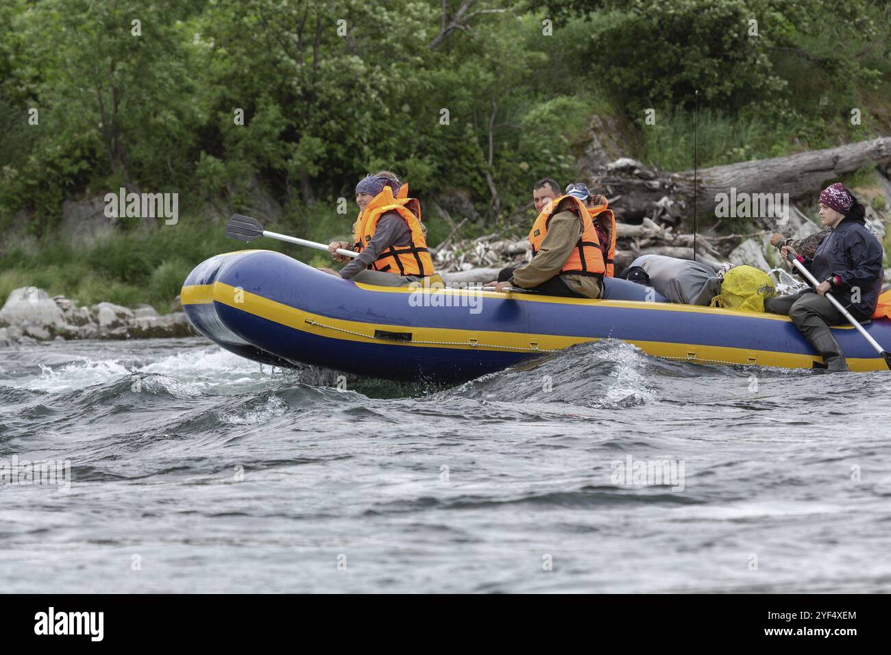 PENISOLA DI KAMCHATKA, ESTREMO ORIENTE RUSSO, 15 LUGLIO 2016: Rafting estivo sul Fast River in condizioni meteorologiche cupe e nuvolose: Rafting in barca con i viaggiatori a bordo di floa Foto Stock
