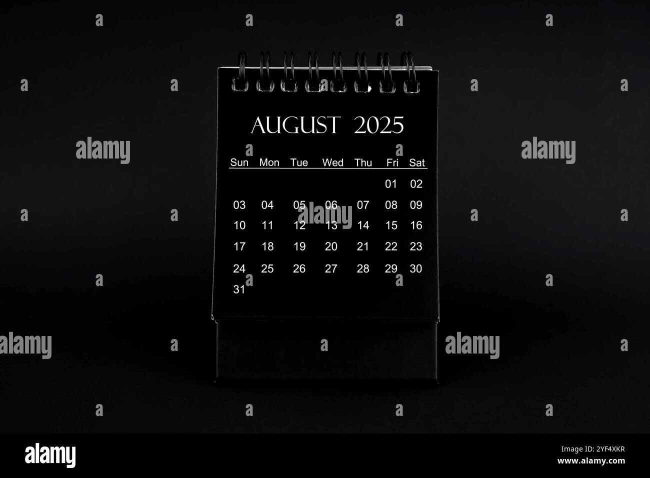 Black Calendar per agosto 2025. Calendario desktop su sfondo nero. Foto Stock