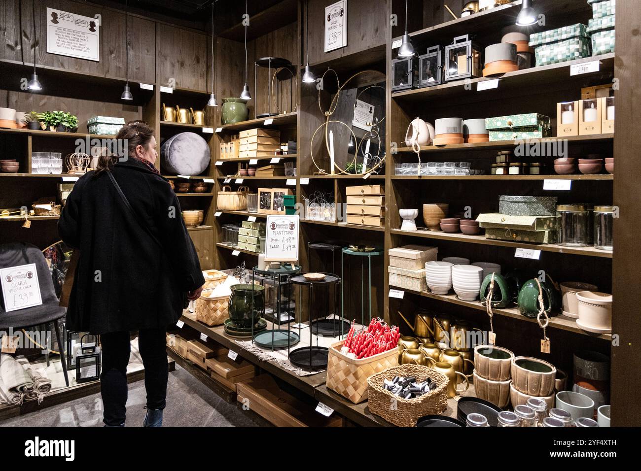 Donna che fa acquisti presso la catena danese di articoli per la casa Søstrene Grene in Tottenham Court Road, Londra, Inghilterra Foto Stock