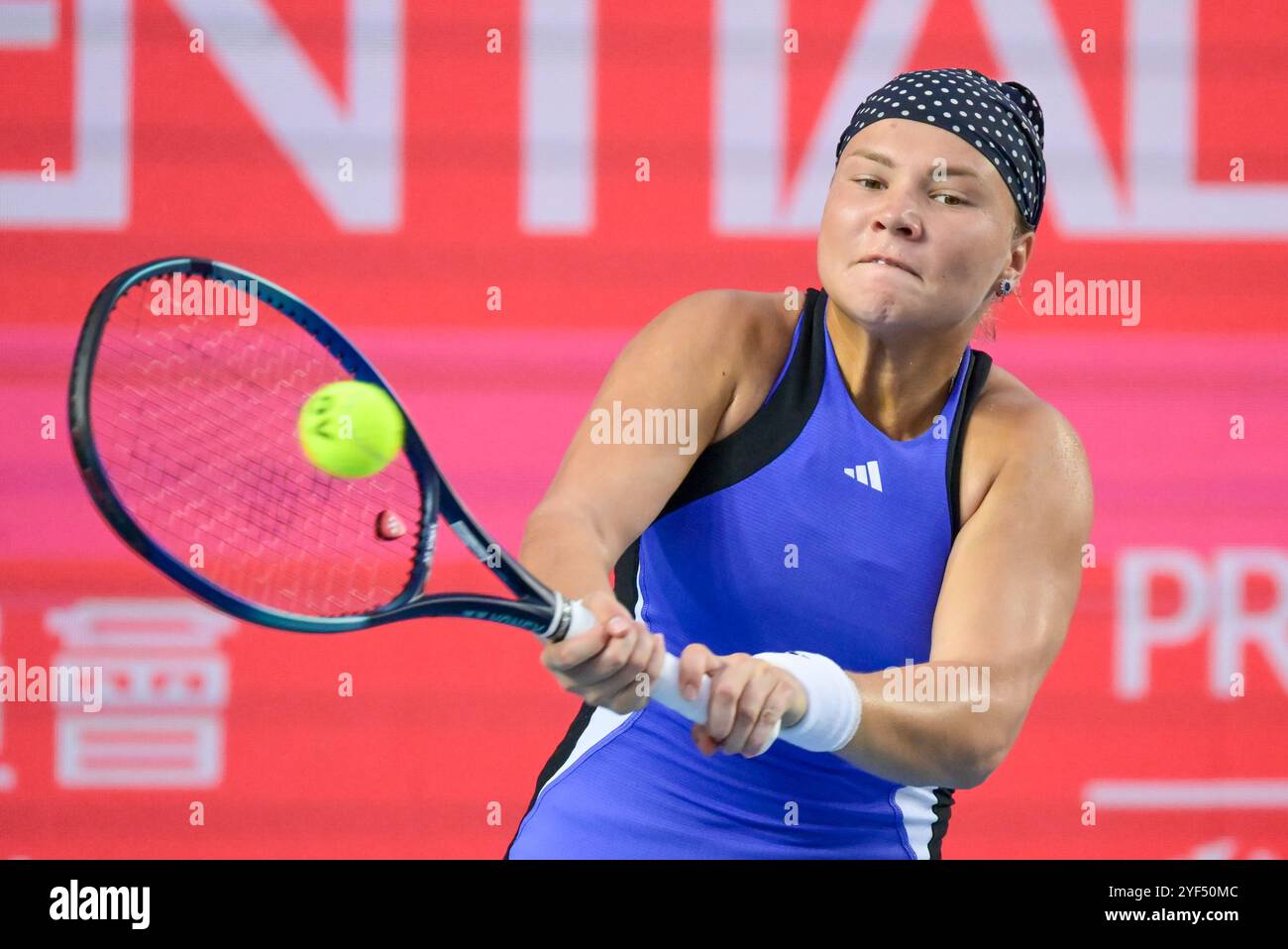 (241103) -- HONG KONG, 3 novembre 2024 (Xinhua) -- Diana Shnaider torna a casa durante la finale femminile tra Diana Shnaider della Russia e Katie Boulter della Gran Bretagna al WTA250 Hong Kong Tennis Open di Hong Kong, nel sud della Cina, 3 novembre 2024. (Xinhua/Zhu Wei) Foto Stock