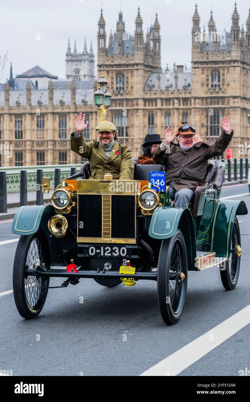 Londra, Regno Unito. 3 novembre 2024. Una Lanchester del 1904 passa sopra Westminster Bridge - RM Sotheby's London fino alla Brighton Veteran Car Run 2024 organizzata dal Royal Automobile Club ed è il 120° anniversario del Ladies' Automobile Club - circa 350 auto veterane, con molti piloti in costume d'epoca fanno il viaggio di 60 miglia. I veicoli sono per lo più a benzina, ma alcuni sono alimentati a vapore e diversi veicoli elettrici molto precoci, tutti costruiti prima del 1905. Crediti: Guy Bell/Alamy Live News Foto Stock