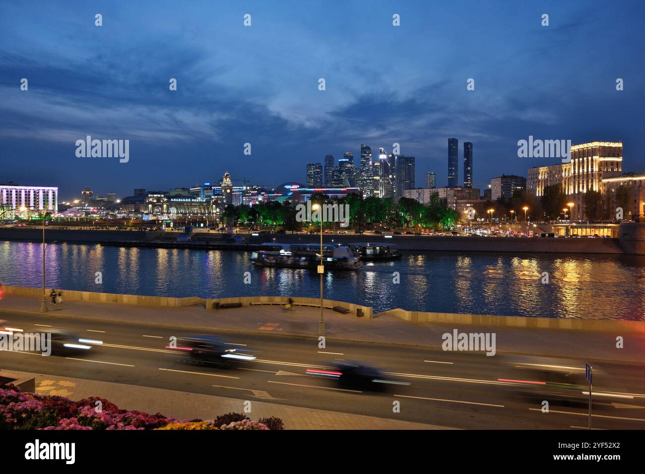 Vista notturna dell'argine del fiume Mosca. Stazione ferroviaria di Kiyevsky. Moscow International Business Center. Mosca, Russia Foto Stock