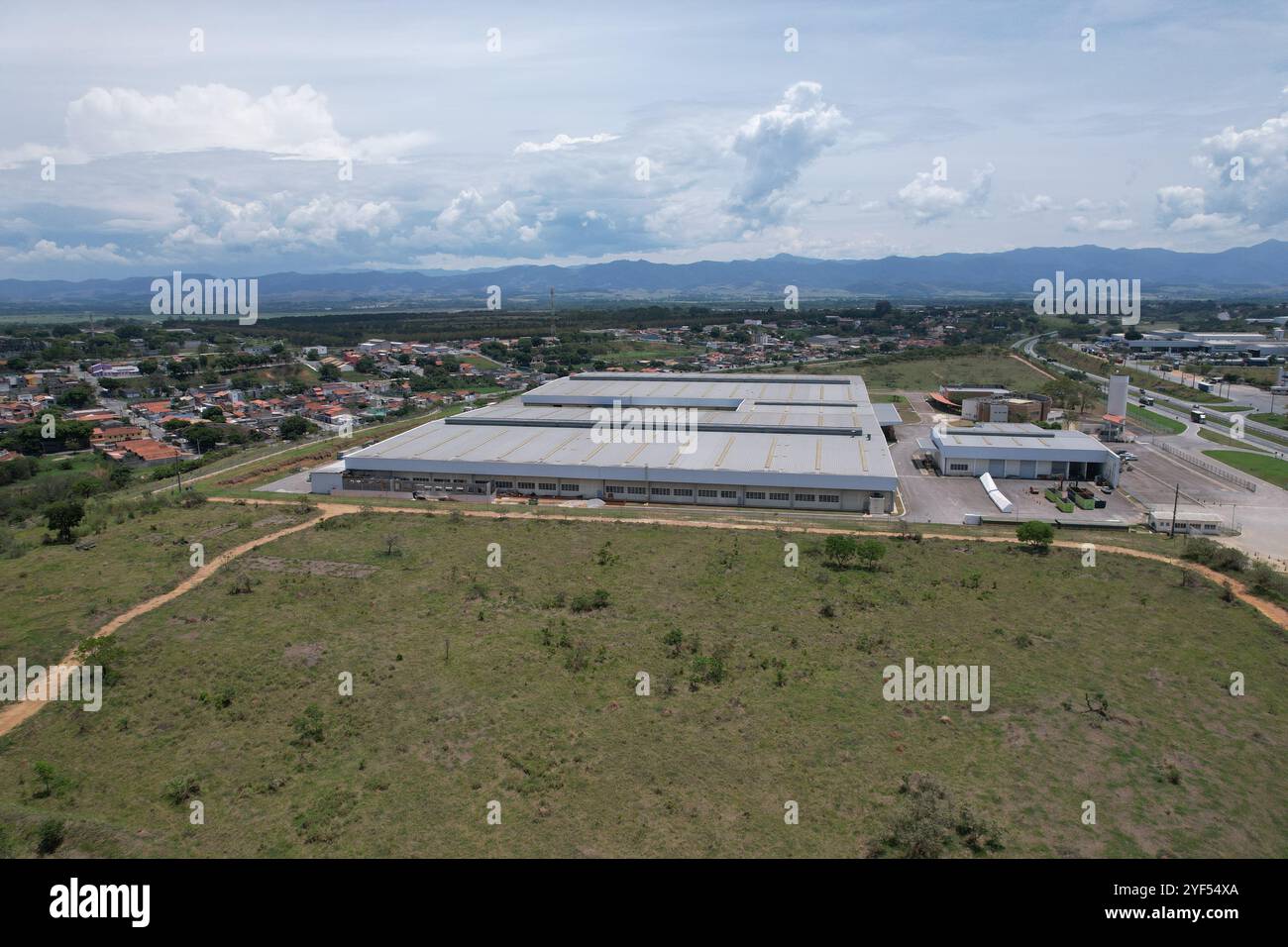 Taubate, SP, Brasile - 3 novembre 2024: Vista all'aperto dello stabilimento Embraer EVE, industria aeronautica brasiliana. Solo per uso editoriale. Il primo Evtol brasiliano Foto Stock