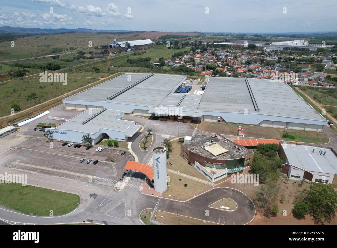 Taubate, SP, Brasile - 3 novembre 2024: Vista all'aperto dello stabilimento Embraer EVE, industria aeronautica brasiliana. Solo per uso editoriale. Il primo Evtol brasiliano Foto Stock