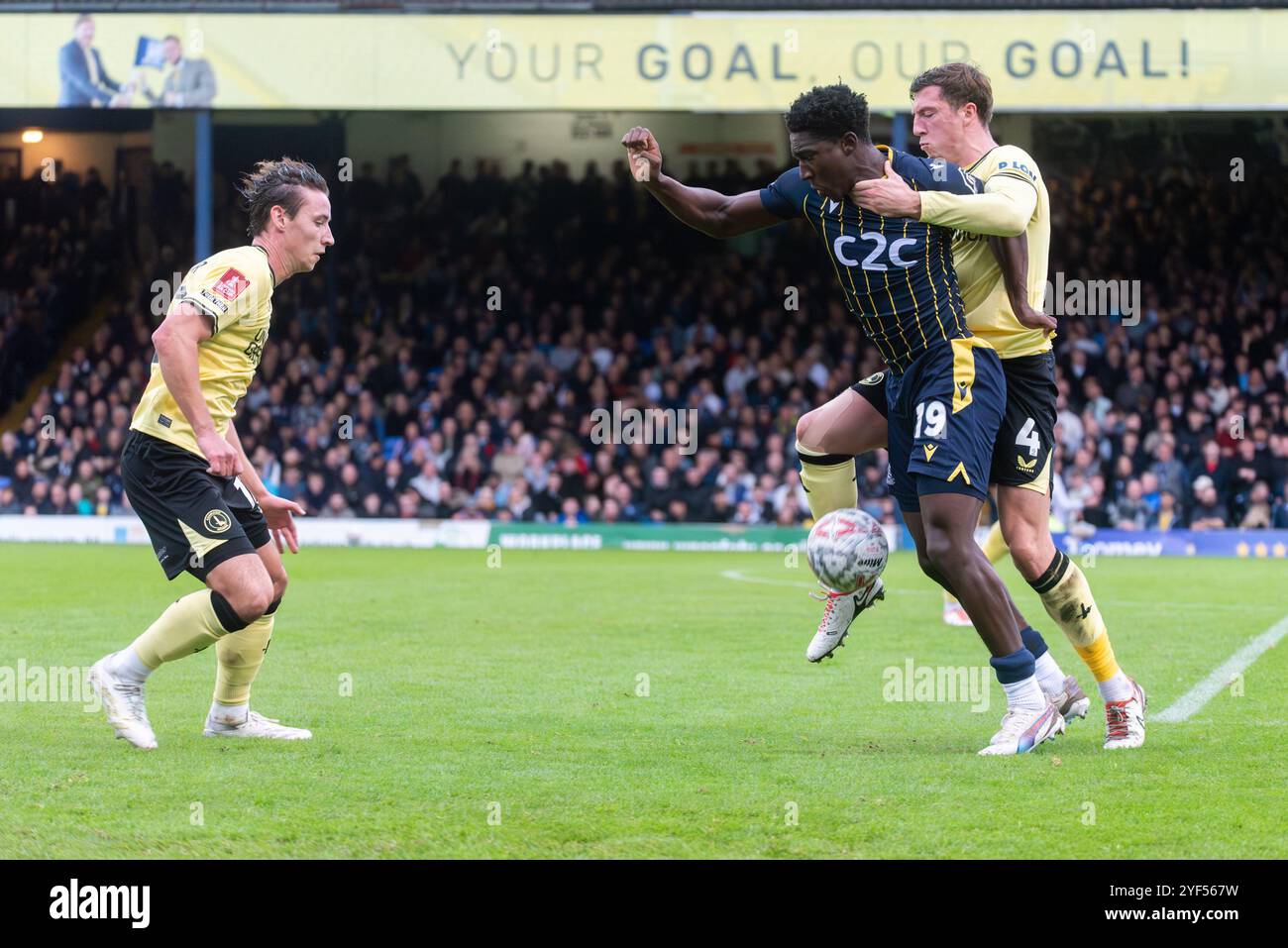 Southend Utd gioca con il Charlton Athletic nel primo turno di fa Cup al Roots Hall, Southend on Sea, Essex, Regno Unito. Aribim Pepple in competizione con Alex Mitchell Foto Stock