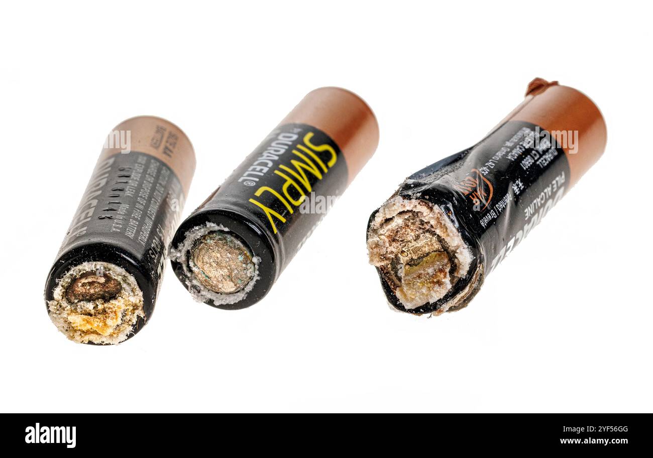 Perdite di batterie gonfiate lasciate troppo a lungo nelle apparecchiature elettriche Foto Stock